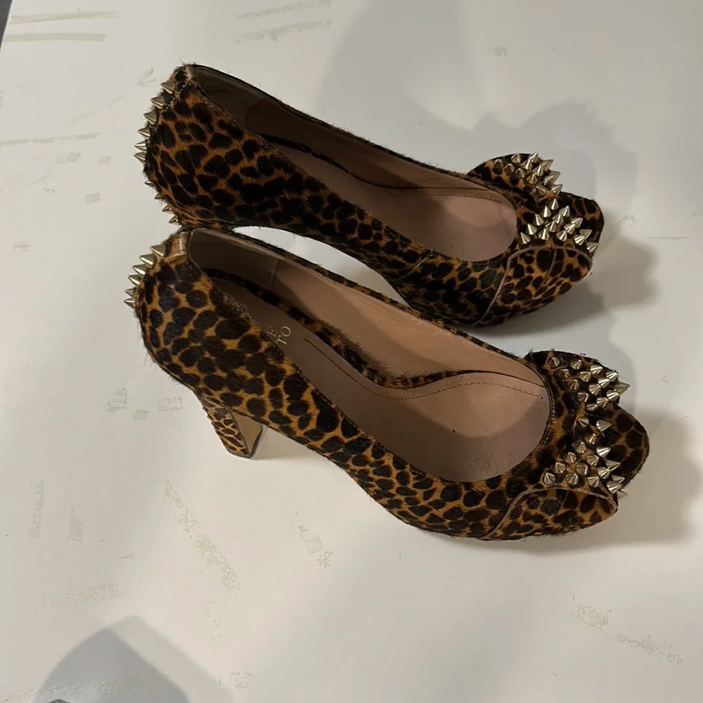 CHEETAH PLATFORM SHOE SIZE 9. VINCE CAMUTO